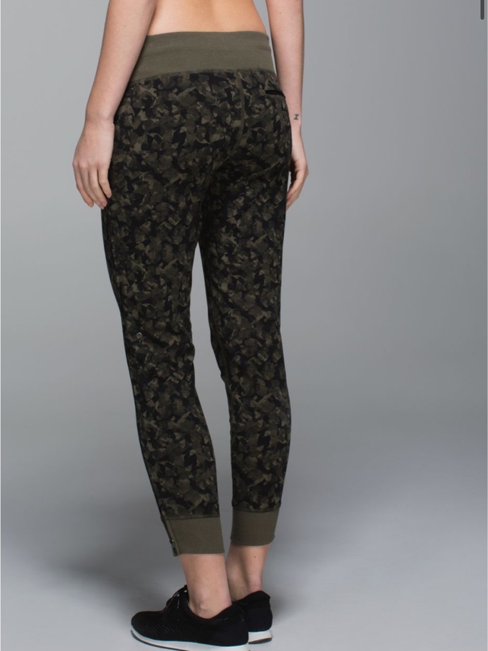 Lululemon No Sweat Mystic Jungle fatigue sweatpants - Picture 2 of 11
